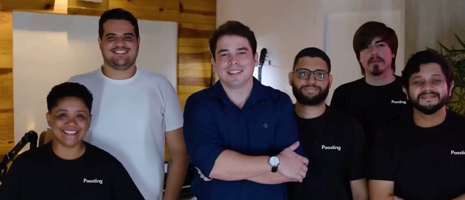 Time da Poosting reunido com camisetas da marca em Fortaleza